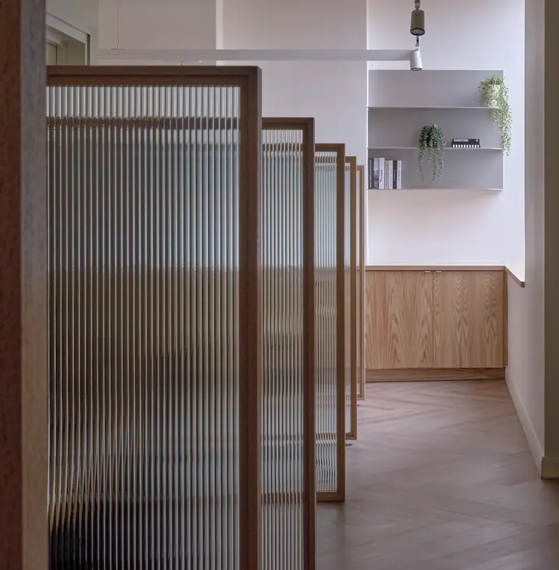 Fluted glass partitions in the corridor